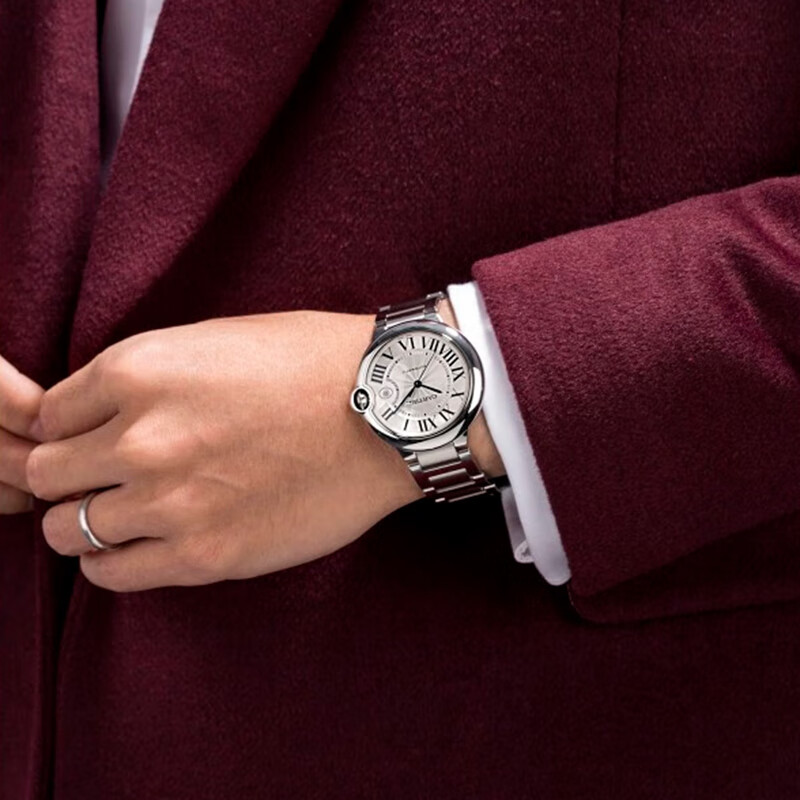 这款腕表以其非凡的技艺和精湛的设计,成为现代男士的品味象征,无论是