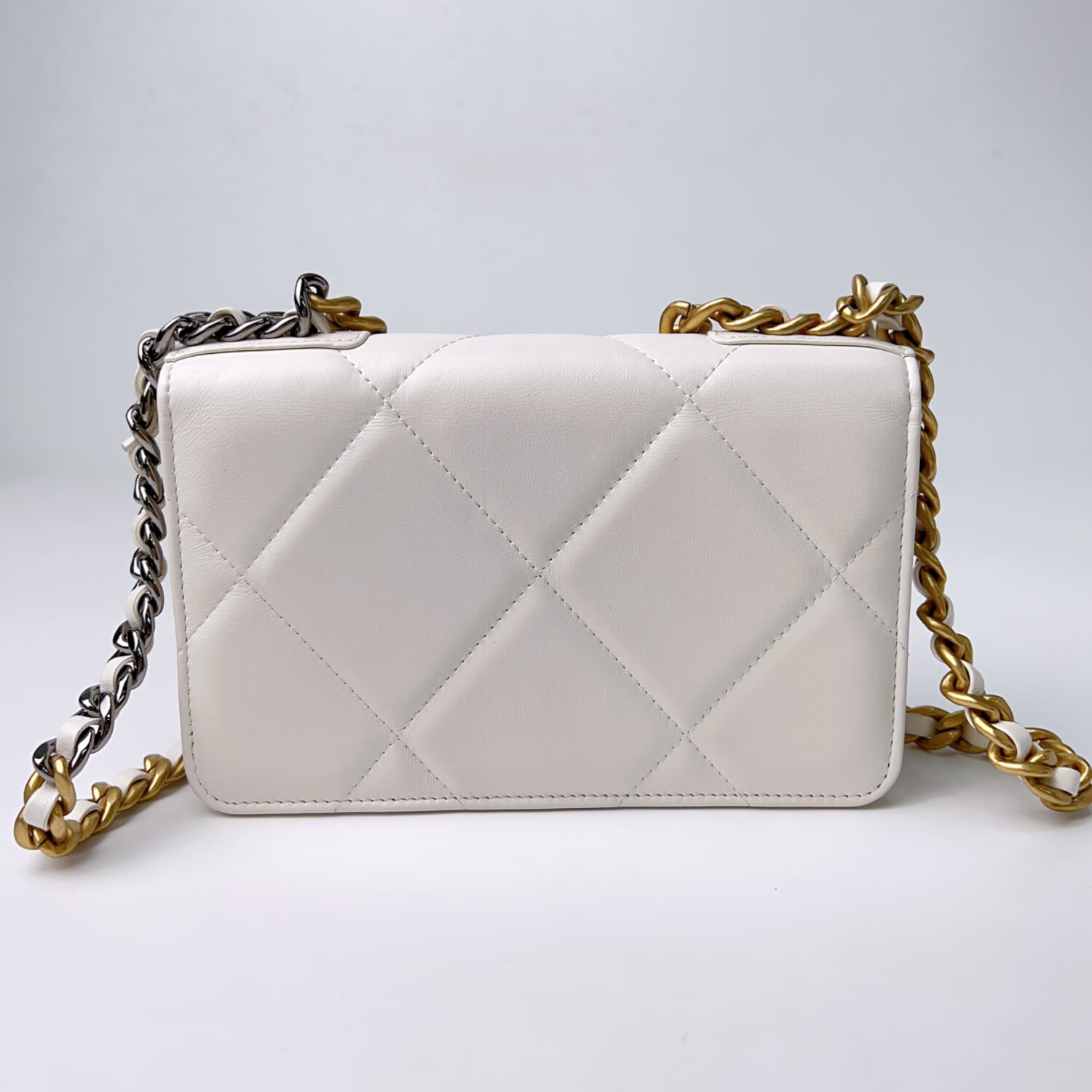 其独特的设计风格和无可替代的品牌地位,稳居奢侈品女包排行榜的首位