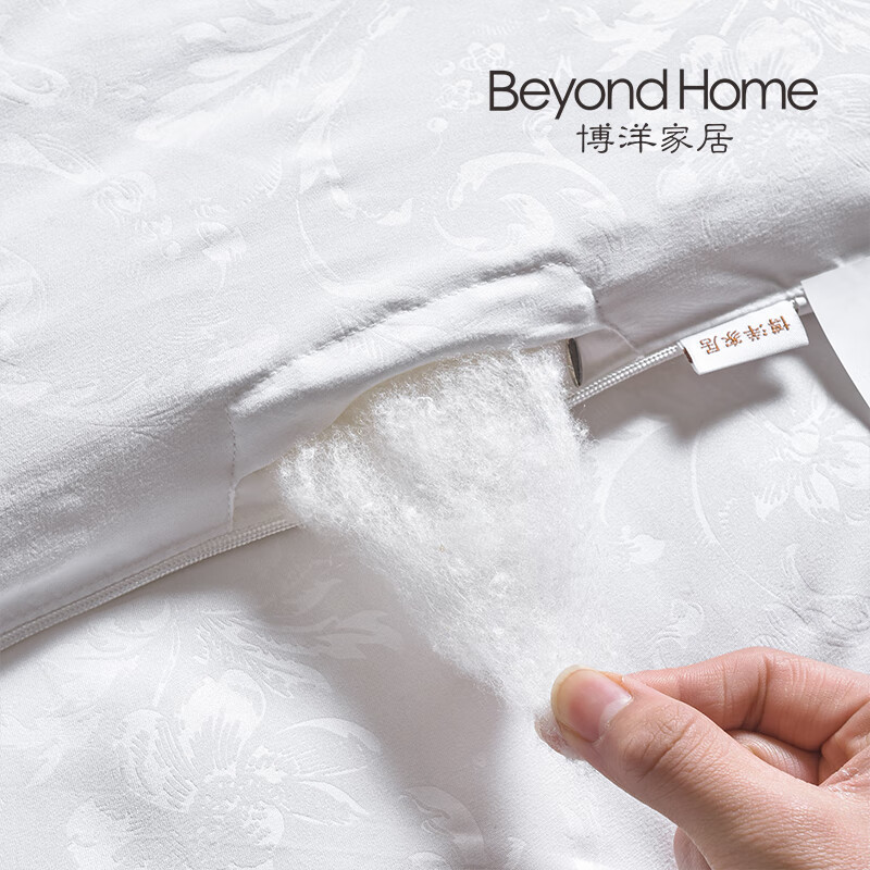 蚕丝被与羽绒被温暖与舒适的博弈推荐多种蚕丝被与羽绒被