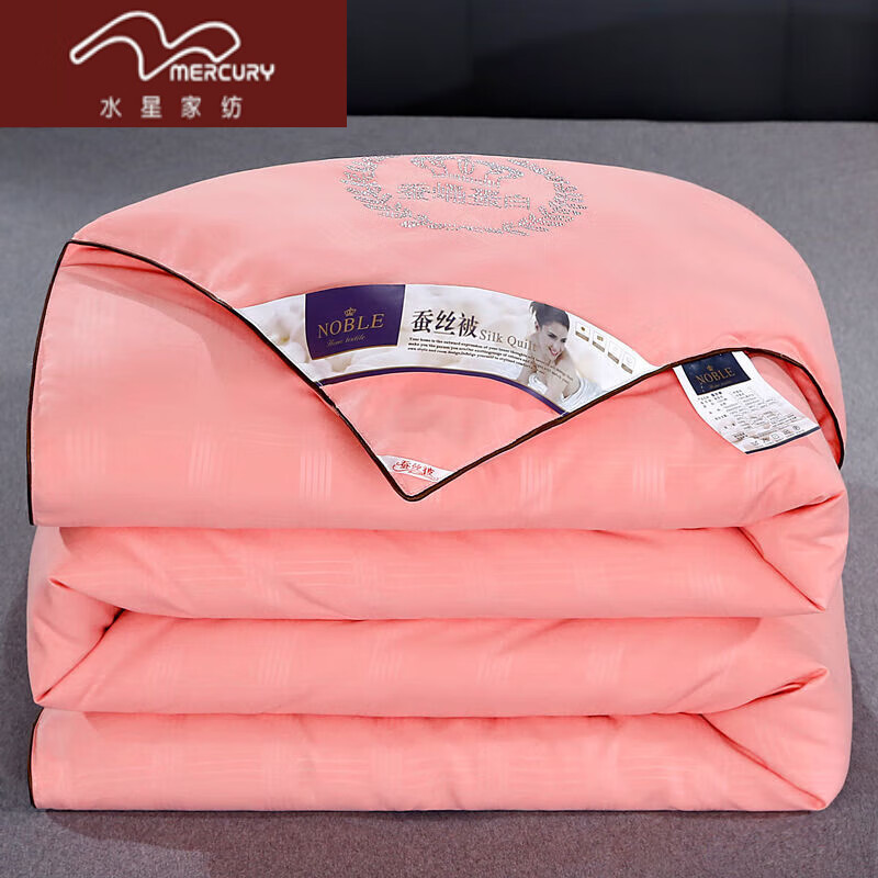 蚕丝被与羽绒被温暖与舒适的博弈推荐多种蚕丝被与羽绒被