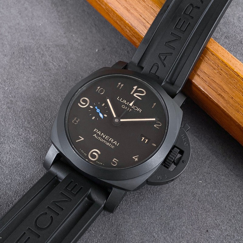 沛纳海 pam01441佩戴欧米茄海马腕表,您将感受到其非凡的质感与精准的